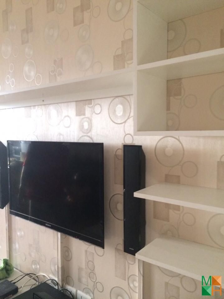 thi-cong-giay-dan-tuong-phong-khach (3)